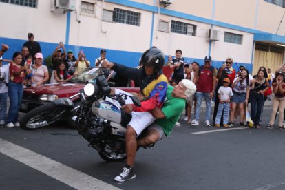 Un hombre con careta del presidente estadounidense, Donald Trump, hizo piruetas sobre una motocicleta en el centro de Guayaquil.