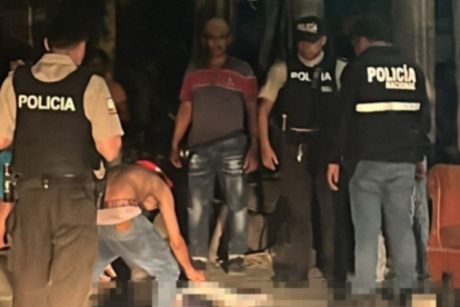 Los cuerpos de dos de las víctimas quedaron en el exterior de la vivienda.