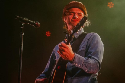 El actor y músico Joe Keery, conocido por Stranger Things, lidera las listas de Spotify con su tema viral 'End of Beginning'.