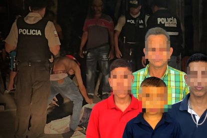 Los cuerpos de dos de las cuatro víctimas quedaron en 

el exterior de la casa.