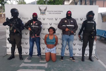 Agentes de la Policía Nacional durante el operativo “Apolo” en Esmeraldas, que dejó ocho detenidos vinculados al GDOT “Los Tiguerones”.