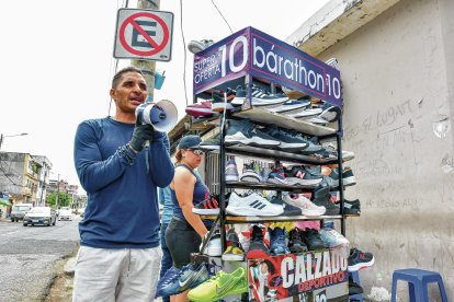 Xavier atrae a sus clientes con la ayuda de un megáfono y su carisma.