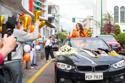 En carros clásicos adornados con flores recorren las calles de Ambato las  aspirantes al reinado de la Fiesta de la Fruta y de las Flores, durante la inscripción.