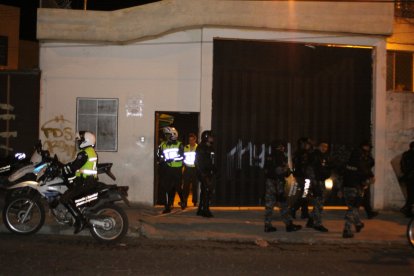 Dos policías y una guía penitenciaria son investigados por este caso.