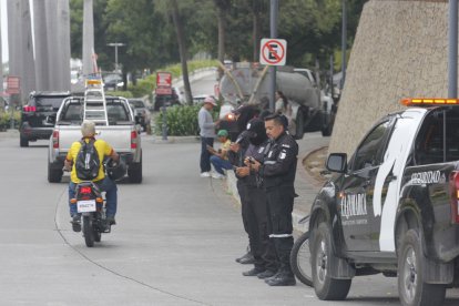 El puente con dirección a la isla tiene un filtro de guardias de seguridad.