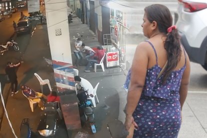 La mujer relató cómo presenció la muerte de su pareja.