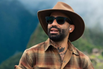 Arcángel durante su visita a Machu Picchu (Perú) mientras trabajaba en su próximo álbum al que llamó La 8va Maravilla.