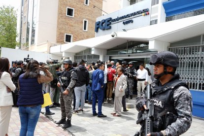 La víctima acudió a la Fiscalía de Pichincha para colocar la denuncia en contra del coronel de Policía.