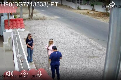 Cynthia  Gellibert publicó esta imagen en la que se ve a Mónica Palacios afuera de la casa de su madre.