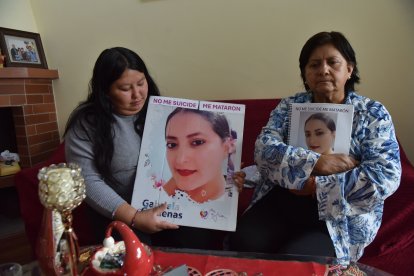 La hermana (izq.) y la madre (der.) de la víctima exigen justicia a las autoridades en el caso de Gabriela Cárdenas.