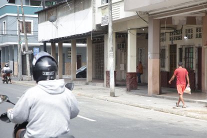 Lugar del crimen en el centro de Guayaquil, donde un hombre falleció y otro resultó herido durante un ataque armado la madrugada del domingo.