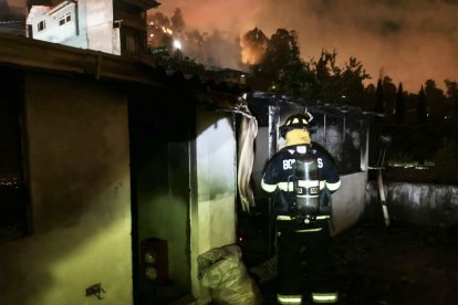 Los bomberos apagaron el fuego en aproximadamente una hora.