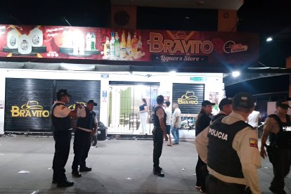 Agentes policiales resguardan el exterior de la licorería Bravito en La Concordia tras un operativo nocturno relacionado con hechos violentos recientes.