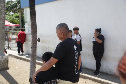 El padrastro y el hermanito del adolescente asesinado acudieron a la morgue.