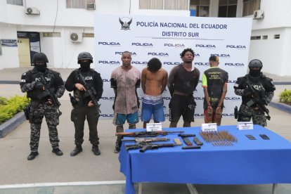 La Policía presentó a los cuatro detenidos y la evidencias incautadas.