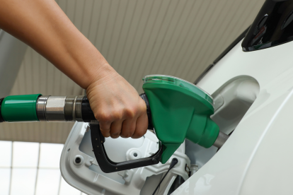 Desde el 12 de enero de 2026, los precios de las gasolinas Extra y Ecopaís bajan a USD 2,67 por galón en Ecuador, según el sistema de bandas.