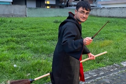 Enzo, el joven cantante brasileño, se volvió viral por su increíble parecido físico con Daniel Radcliffe.