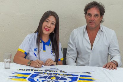 Fabián Frías toma el mando de Astillero FC y apunta alto en 2026, en la firma con la presidenta Lcda. María Eliza Palma..