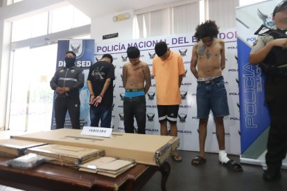 Las armas fueron presentadas luego de que Dinased las ingresara como evidencia y guardara en cajas.