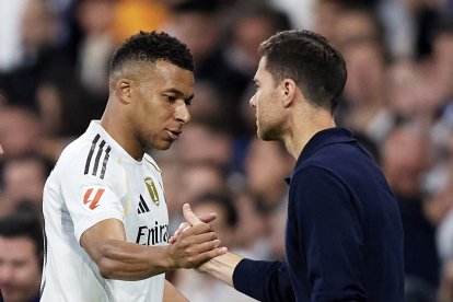 Kylian Mbappé y Xabi Alonso intercambian saludos.