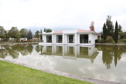 Zakua Gardens está ubicado en la parroquia de Puembo, a 50 minutos de la capital.
