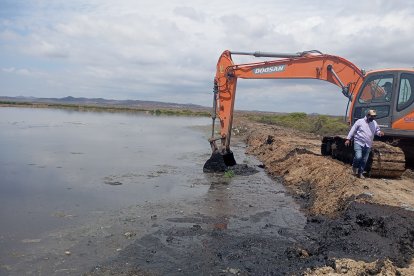Técnicos realizan trabajos de dragado en las lagunas de Playas para retirar sedimentos acumulados y prevenir desbordamientos durante la temporada de lluvias.