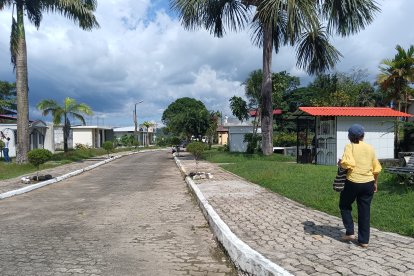 Familiares acudieron este martes 13 a la morgue en Tena para retirar los cuerpos de las tres víctimas halladas en el cantón Arosemena Tola.