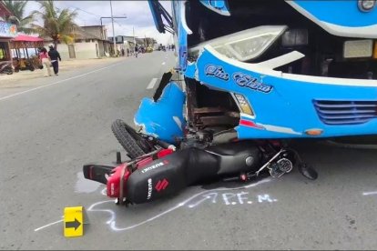 La moto donde viajaban los esposos quedó bajo el bus