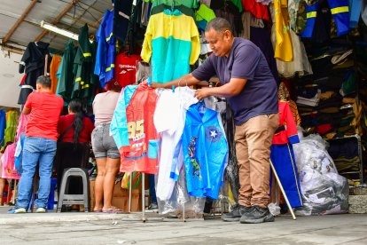 Diego Calderón muestra los impermeables con estampados para niños que comercia.