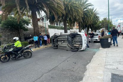 El Hyundai blanco, placas TBJ-1131, terminó volcado sobre la calzada tras impactarse contra una palmera en la avenida Los Guaytambos en Ambato.