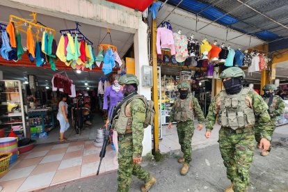 Militares patrullan una zona comercial de Quinindé como parte de los operativos de seguridad bajo estado de excepción.