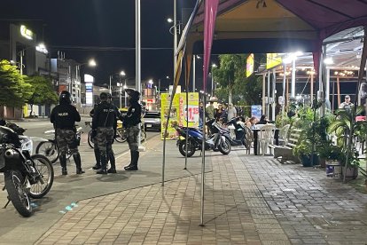 La violencia sacudió un espacio comercial de la populosa avenida 113 de Manta.