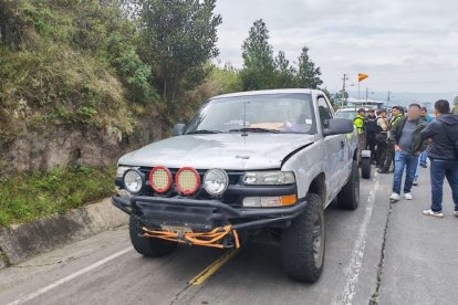 Junto a esta camioneta fue hallado el cuerpo de Luis, en la vía a Papallacta, oriente de Quito