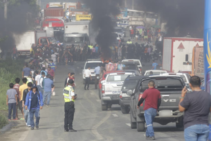 El incidente se registró en la vía a Daule. Ciudadanos protestaron indignados por el incidente.