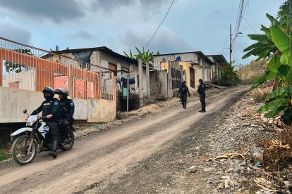 Agentes del Grupo Flecha patrullan el barrio Mina de Piedra en Esmeraldas, como parte de operativos preventivos en zonas críticas.