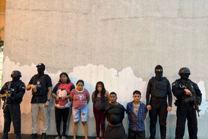 Las personas fueron aprehendidas por la Policía Nacional.