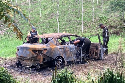En la avenida Revolución Ciudadana fue encontrado el cuerpo del taxista junto a su vehículo incinerado.