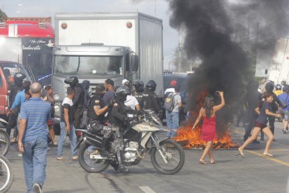 Ciudadanos reaccionaron indignados, cerrando la vía con llantas que quemaron con ese fin. El bloqueo se mantuvo por unas dos horas.