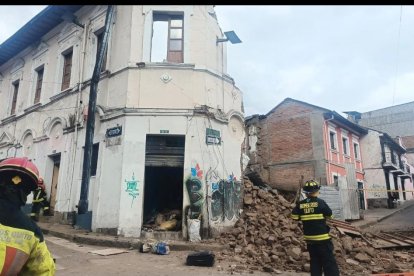 Hasta ahora se ha confirmado el rescate de dos personas de los escombros.