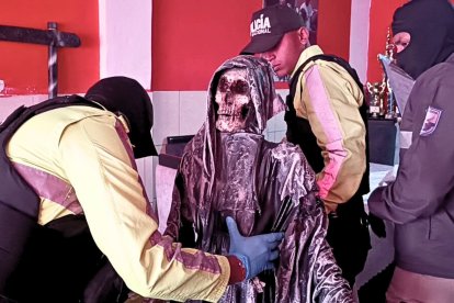 Las calaveras tenían un altar en la casa de los sospechosos.