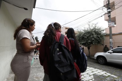 Madres de familia preguntan a sus representados lo qué había ocurrido dentro del plantel.