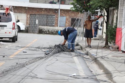 Las compañías de telefonía e internet llegaron para arreglar los daños del accidente.