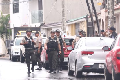 Colegas del agente fallecido acudieron al sitio para realizar el levantamiento del cuerpo