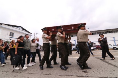 Agentes cargaron el féretro de su compañero asesinado en el sur de la urbe.