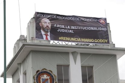El Colegio de Abogados de Pichincha colocó en su sede, en Quito, una pancarta en la que "exige" la renuncia de Mario Godoy, a la presidencia del Consejo de la Judicatura.