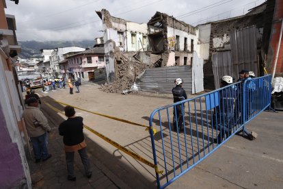 Esta casa derrumbada se encuentra en las calles Chile y Pedro Calixto, en La Tola Alta.