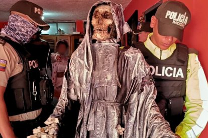 2 figuras de la Santa Muerte encontraron en la casa del sujeto detenido.