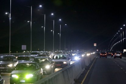 Así luce el puente de La Joya (Daule) por las noches.