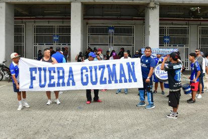 Protesta en los exteriores del Capwell para exigir la renuncia del presidente de Emelec.
