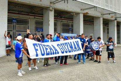 Emelec atraviesa un duro momento y su hincha exige la renuncia de Jorge Guzmán.